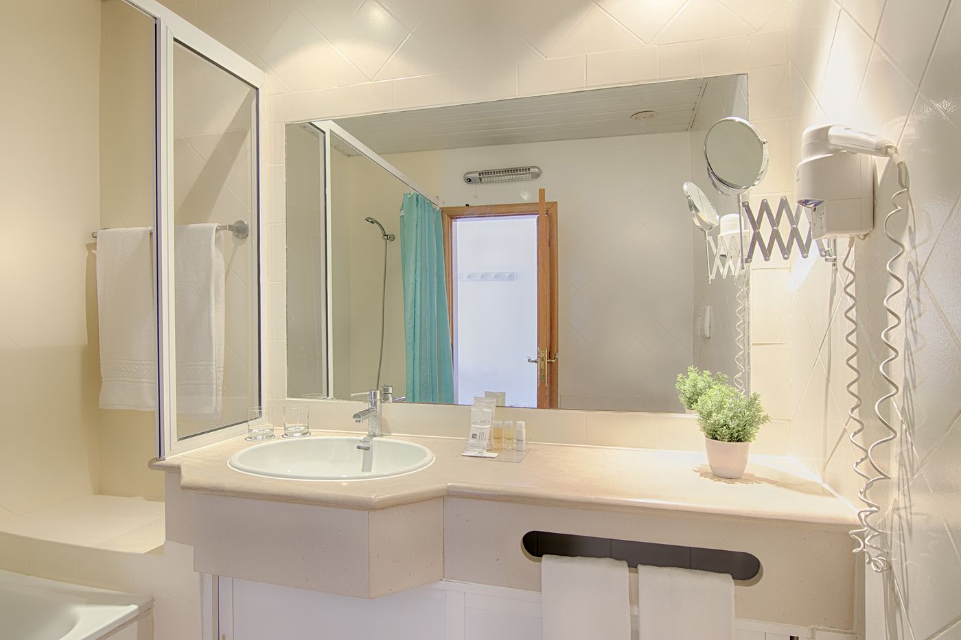 Luna-Miramar-Room-28