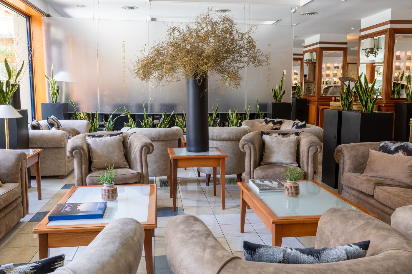 Grand-Hotel-Tiberio-Lobby-14