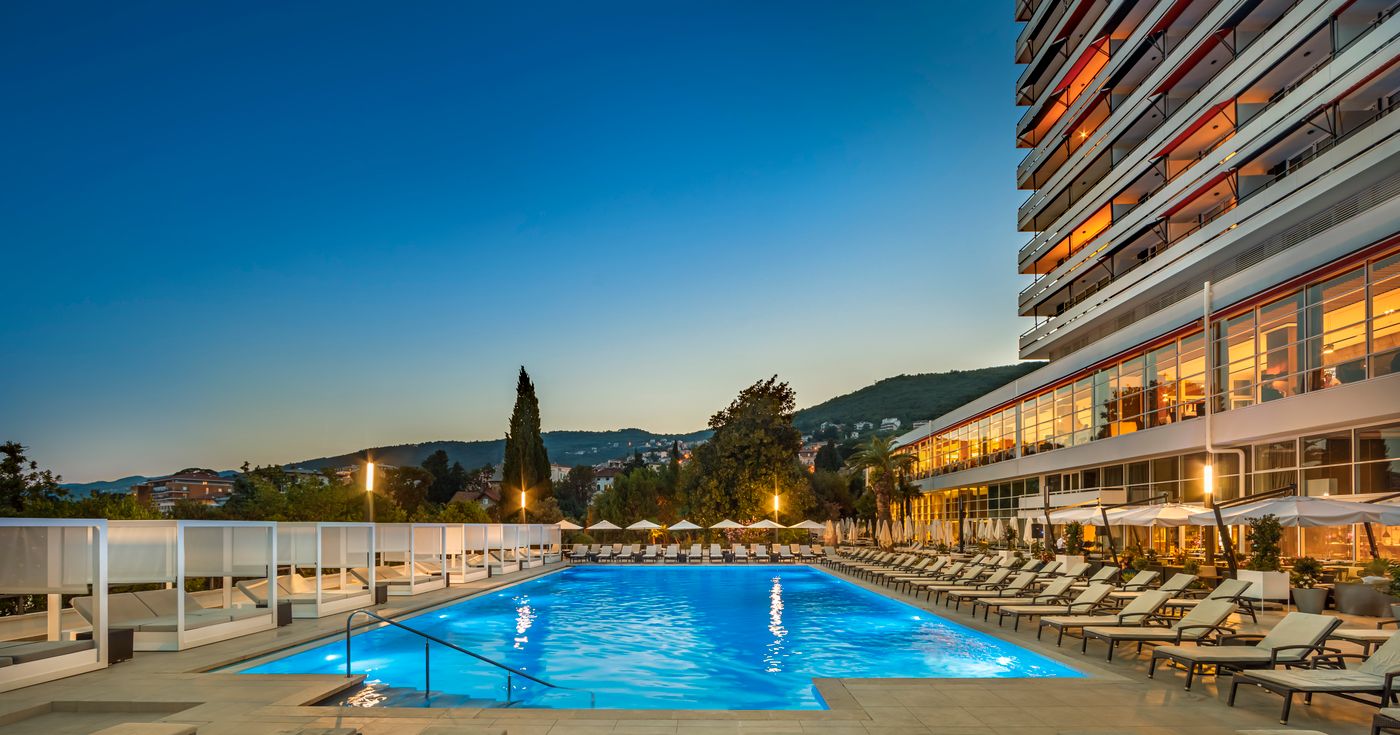 Remisens-Premium-Hotel-Ambasador-Pool-1