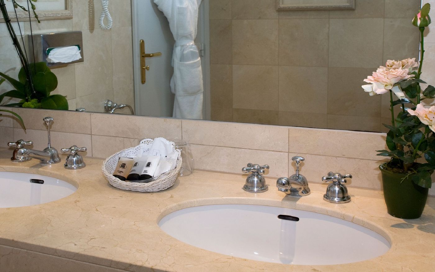 Royal-Arc-de-Triomphe-Room-27