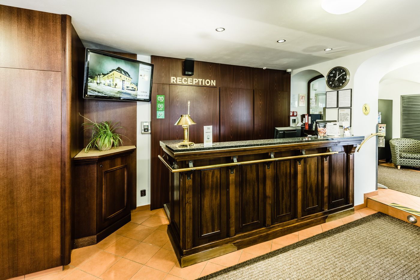 Archibald at the Charles Bridge-Czech Republic-PRAGUE-Lobby-4