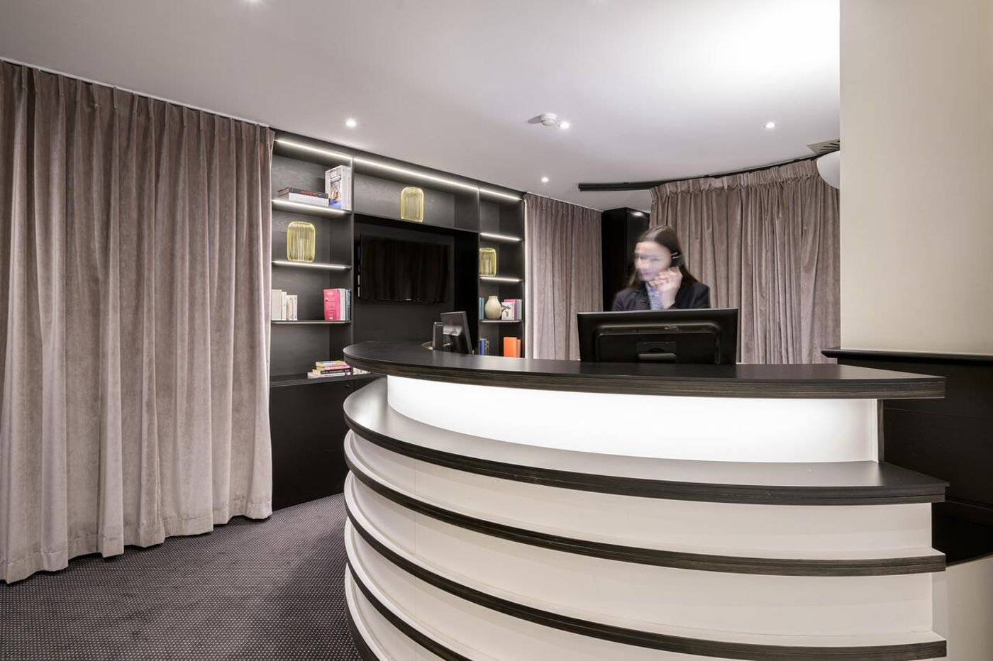 Aris-Grand-Place-Lobby-3