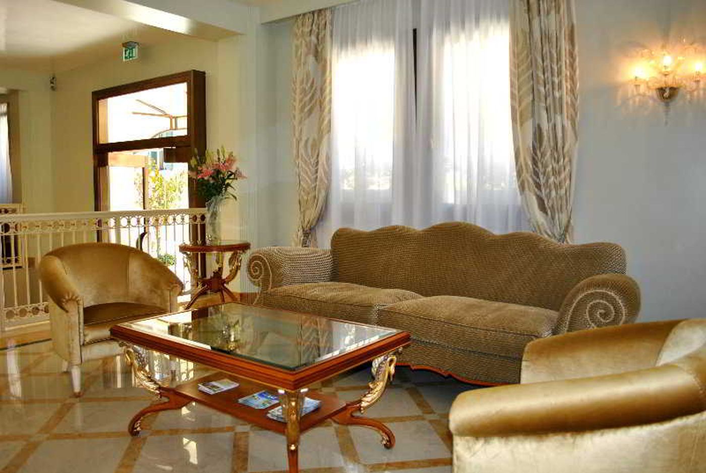 Hotel-Carlton-Capri-Lobby-8