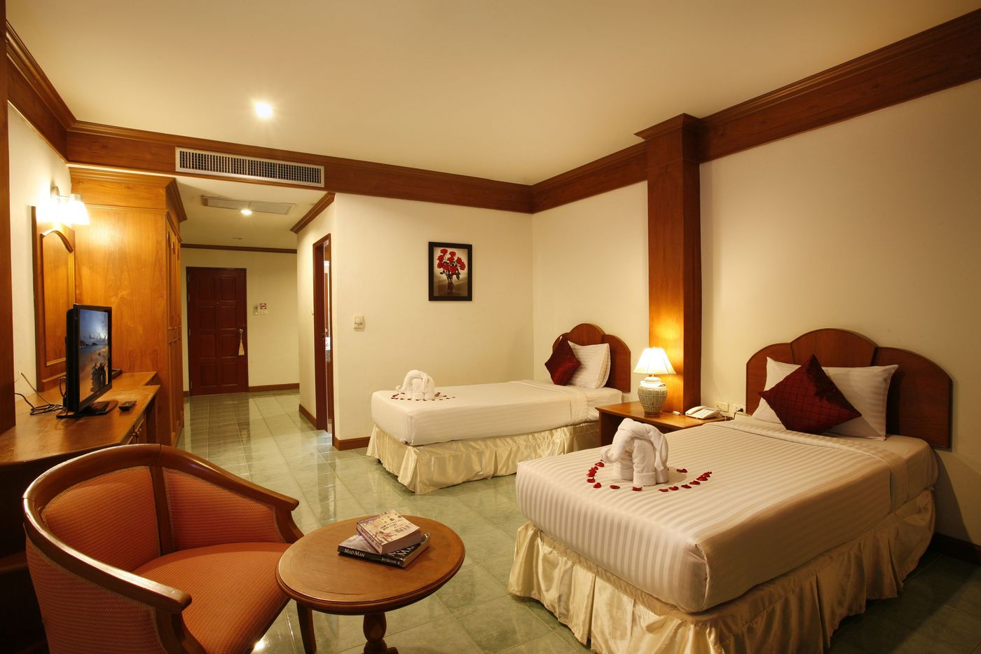 Jiraporn-Hill-Resort-Patong-Room-13