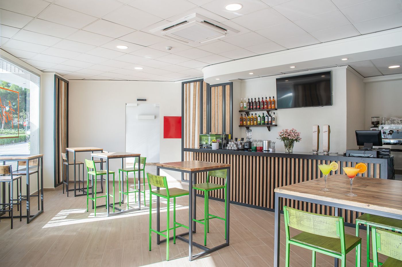 Pierre---Vacances-Benidorm-Levante-Adults-Recommended-16--Bar-22