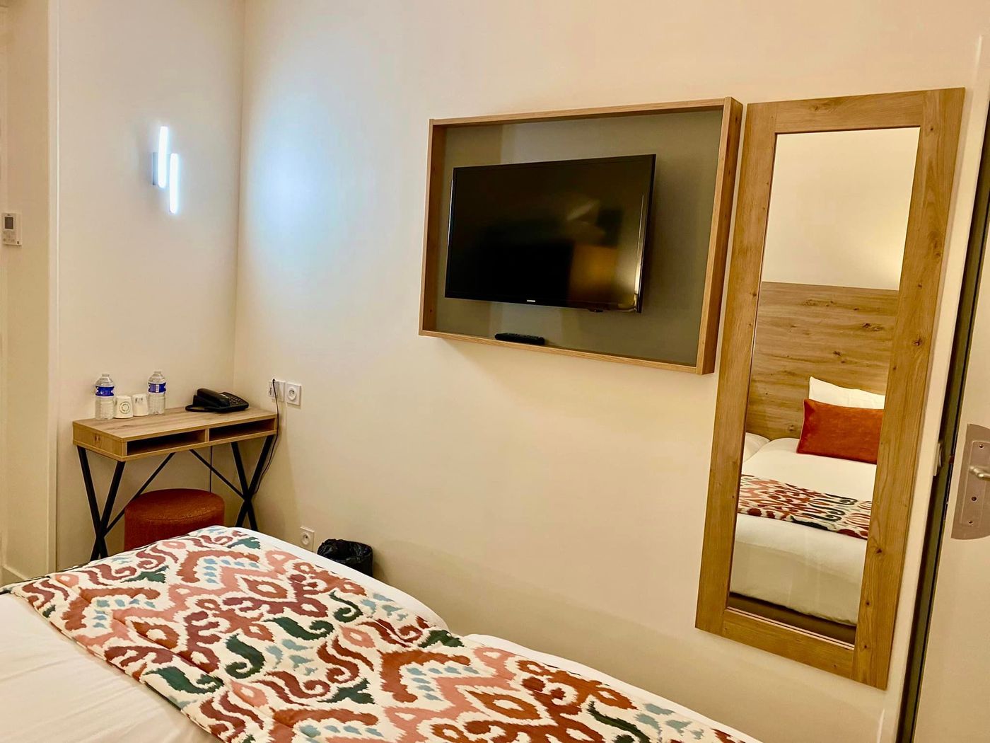 Derby-Eiffel-Room-14