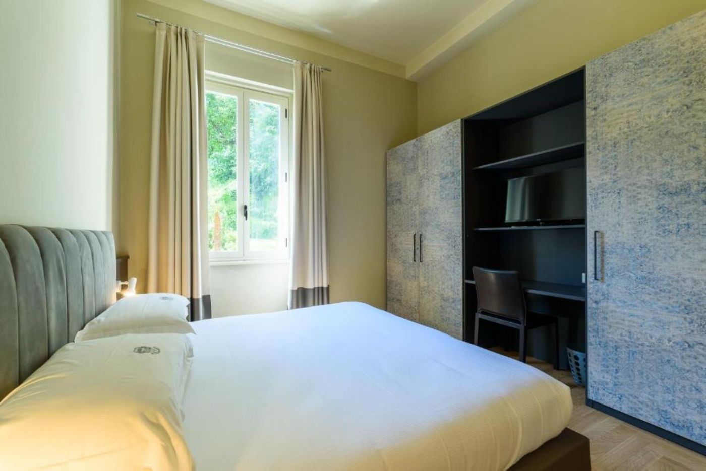 Villa Paradiso-Italy-Meina NO-Room-10