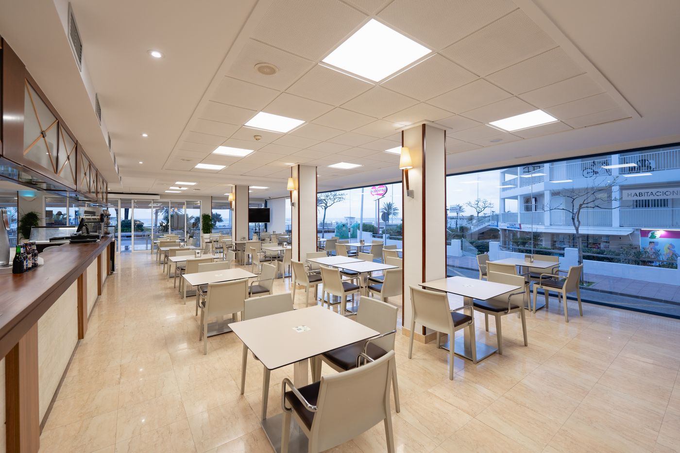 RH-Riviera---Adults-Recommended-Bar-22