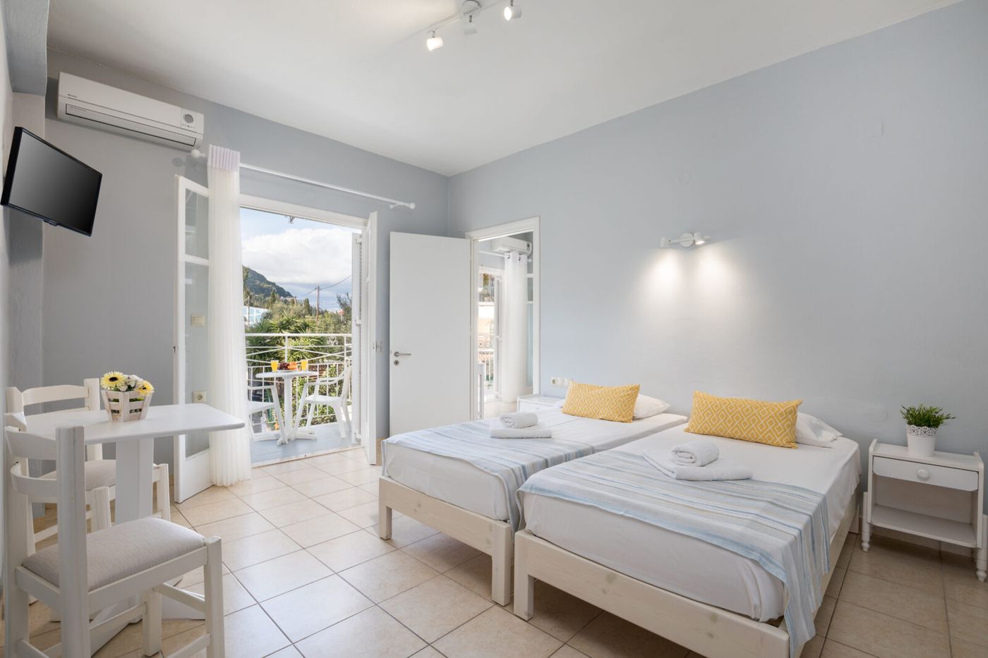 Bella Vista Hotel & Studios