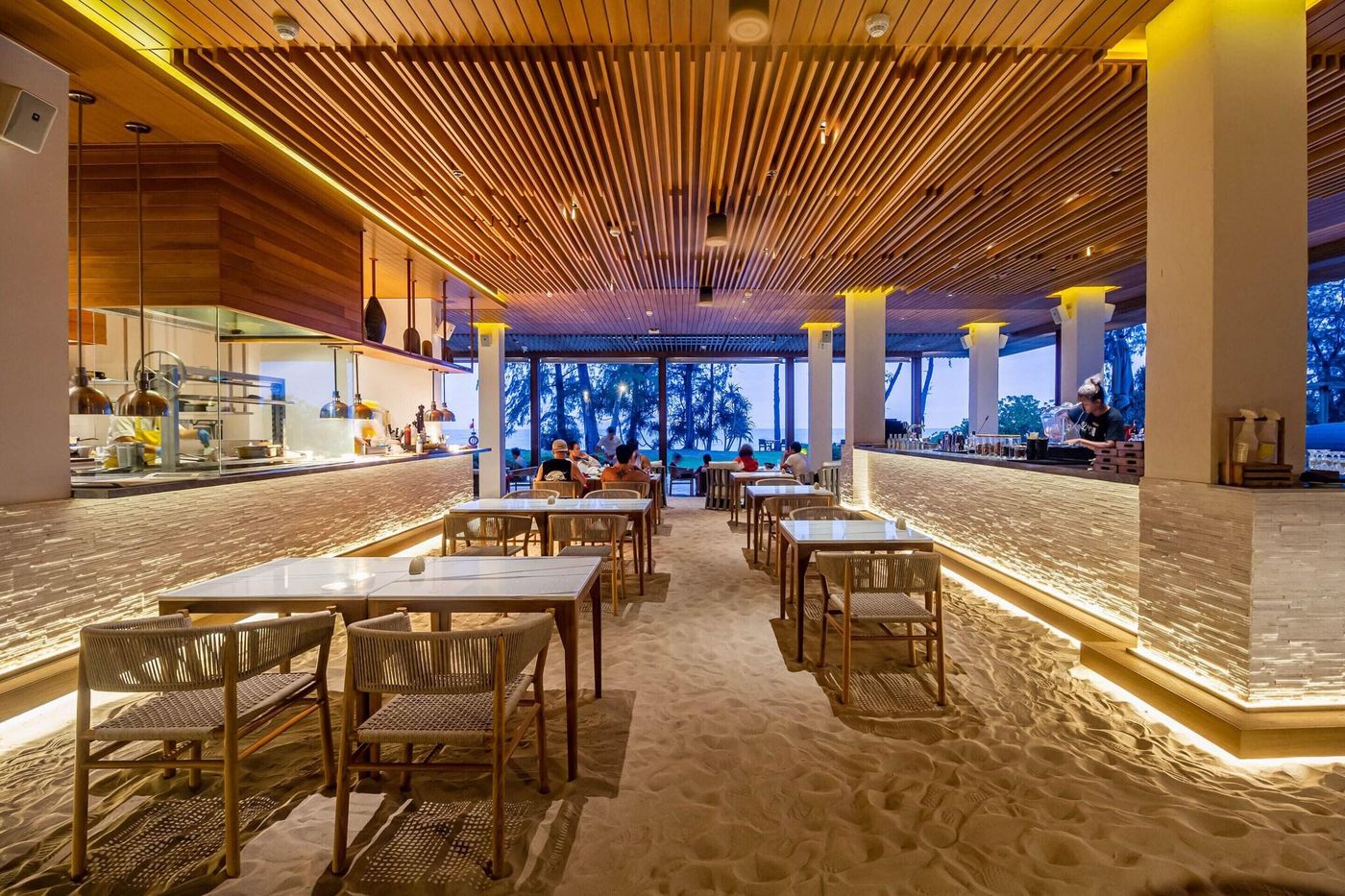 Renaissance-Phuket-Resort---Spa-Restaurant-59