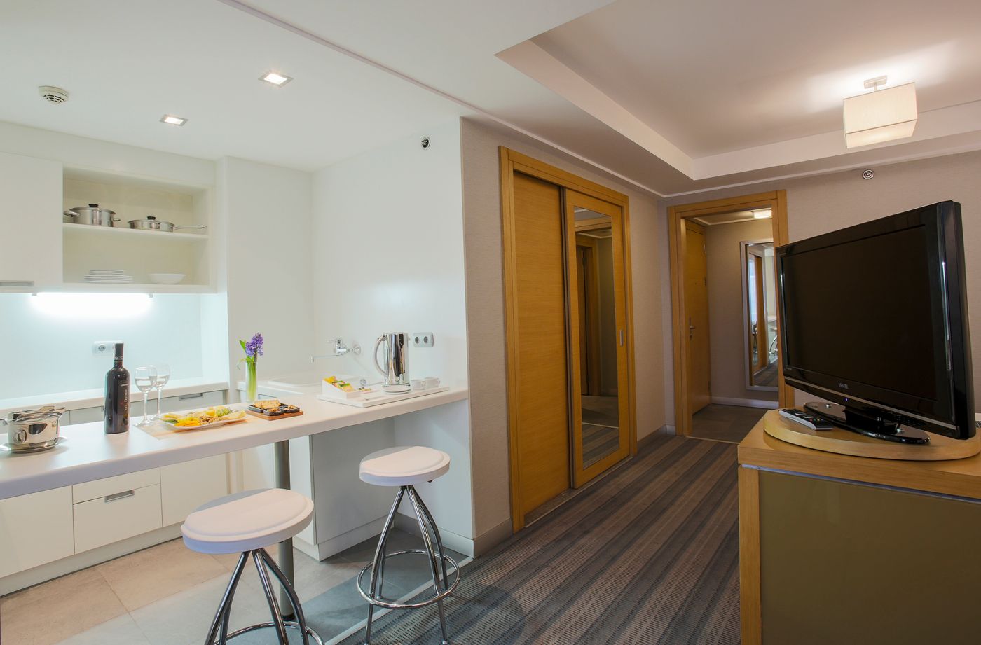 Housez-Suites-and-Apartments-Room-2