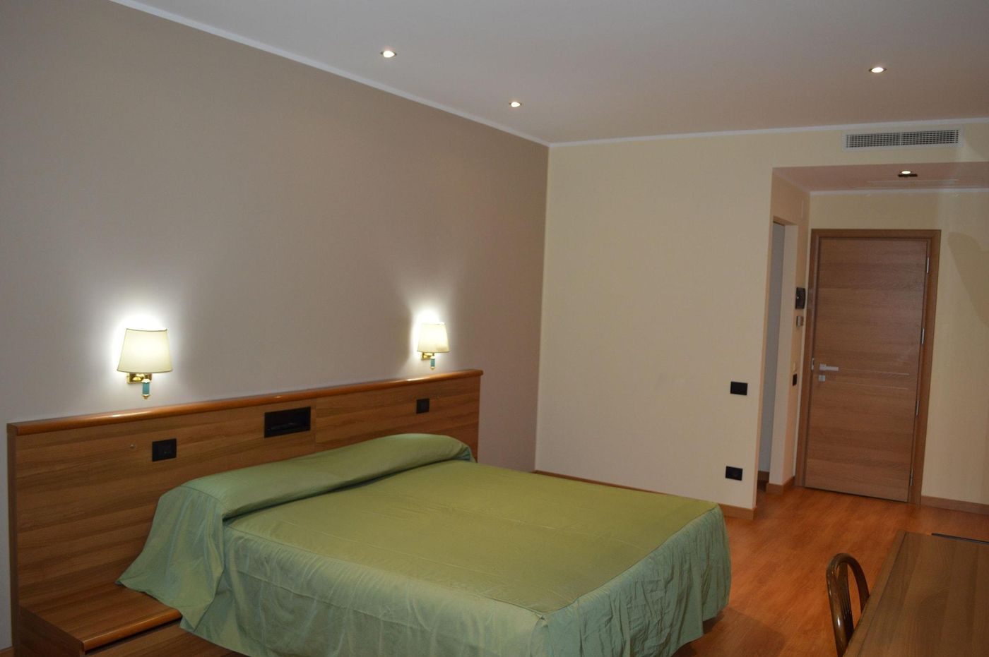 Canadian-Hotel-Room-10