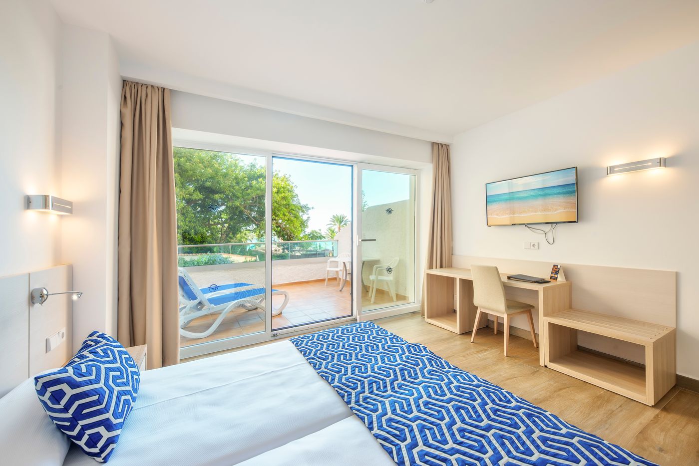 Globales-Gardenia-Room-13