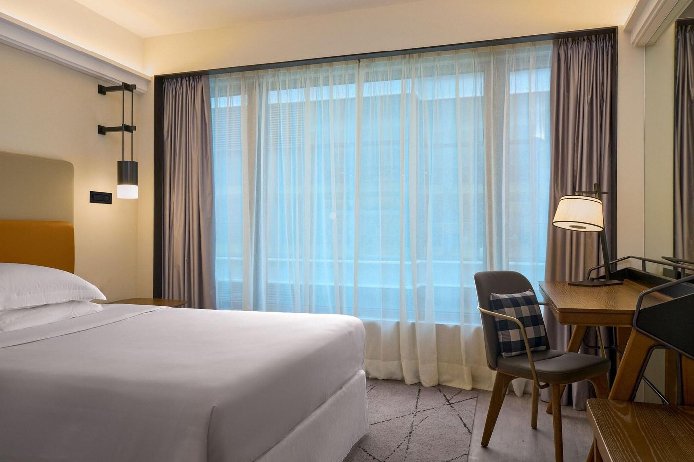 Sheraton-Hong-Kong-Hotel---Towers-Room-42