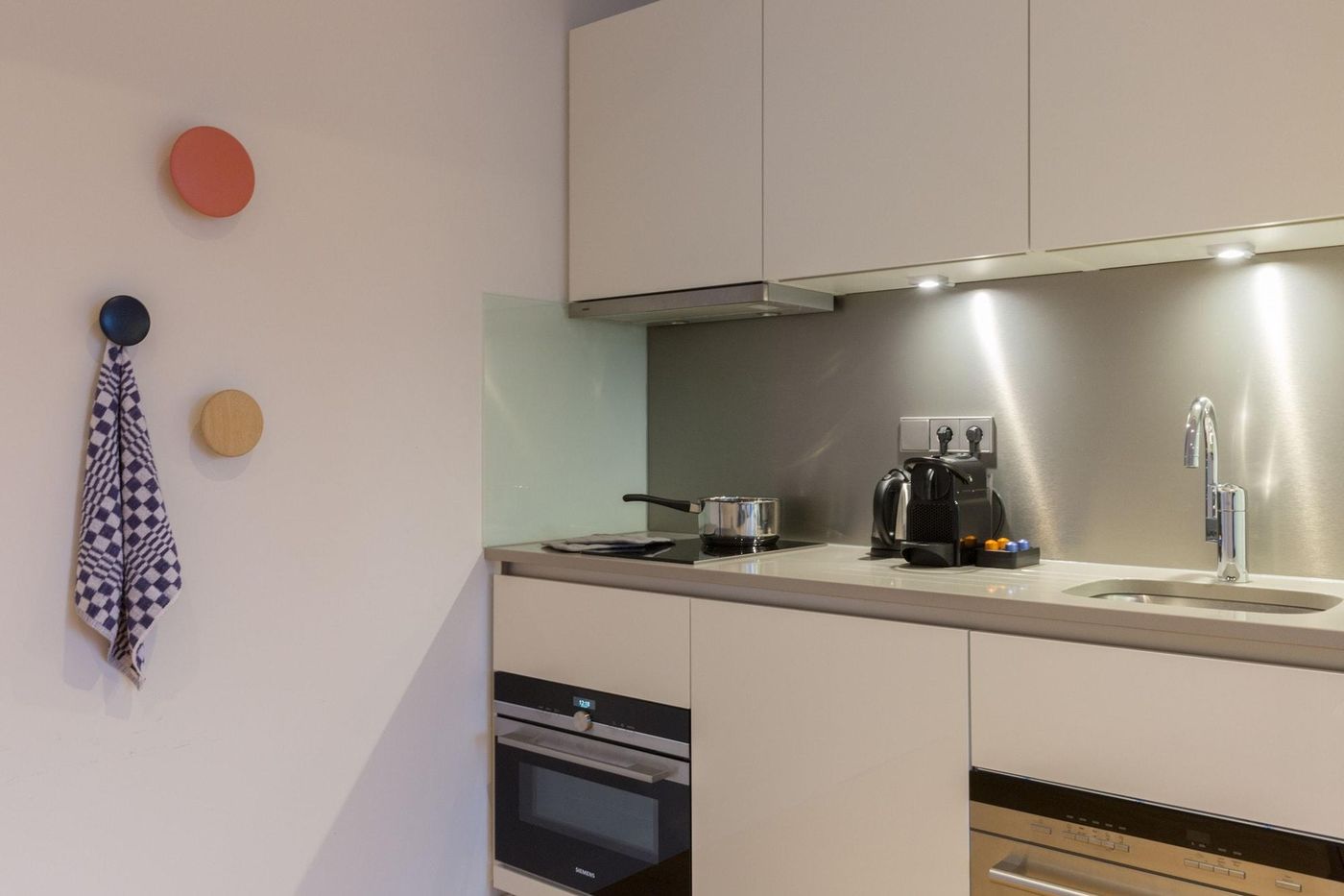 Premier-Suites-Plus-Amsterdam-Room-36