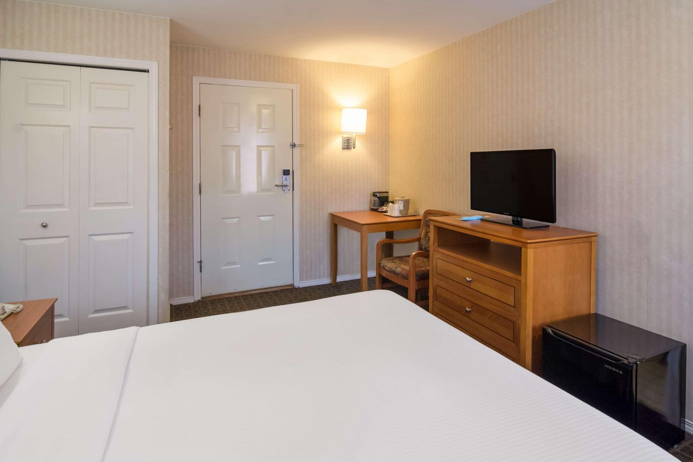 SureStay-by-Best-Western-North-Vancouver-Capilano-Room-14