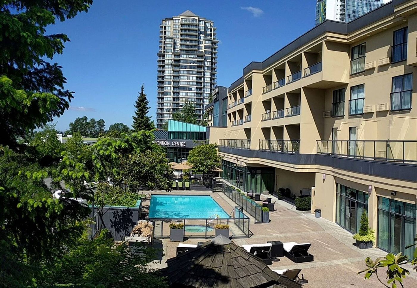Executive-Suites-Hotel-Metro-Vancouver-Burnaby-Pool-2