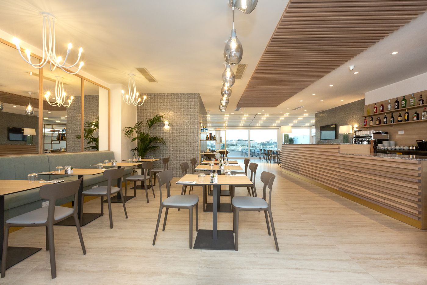 Hotel-115-The-Strand-Hotel-and-Suites-Bar-55