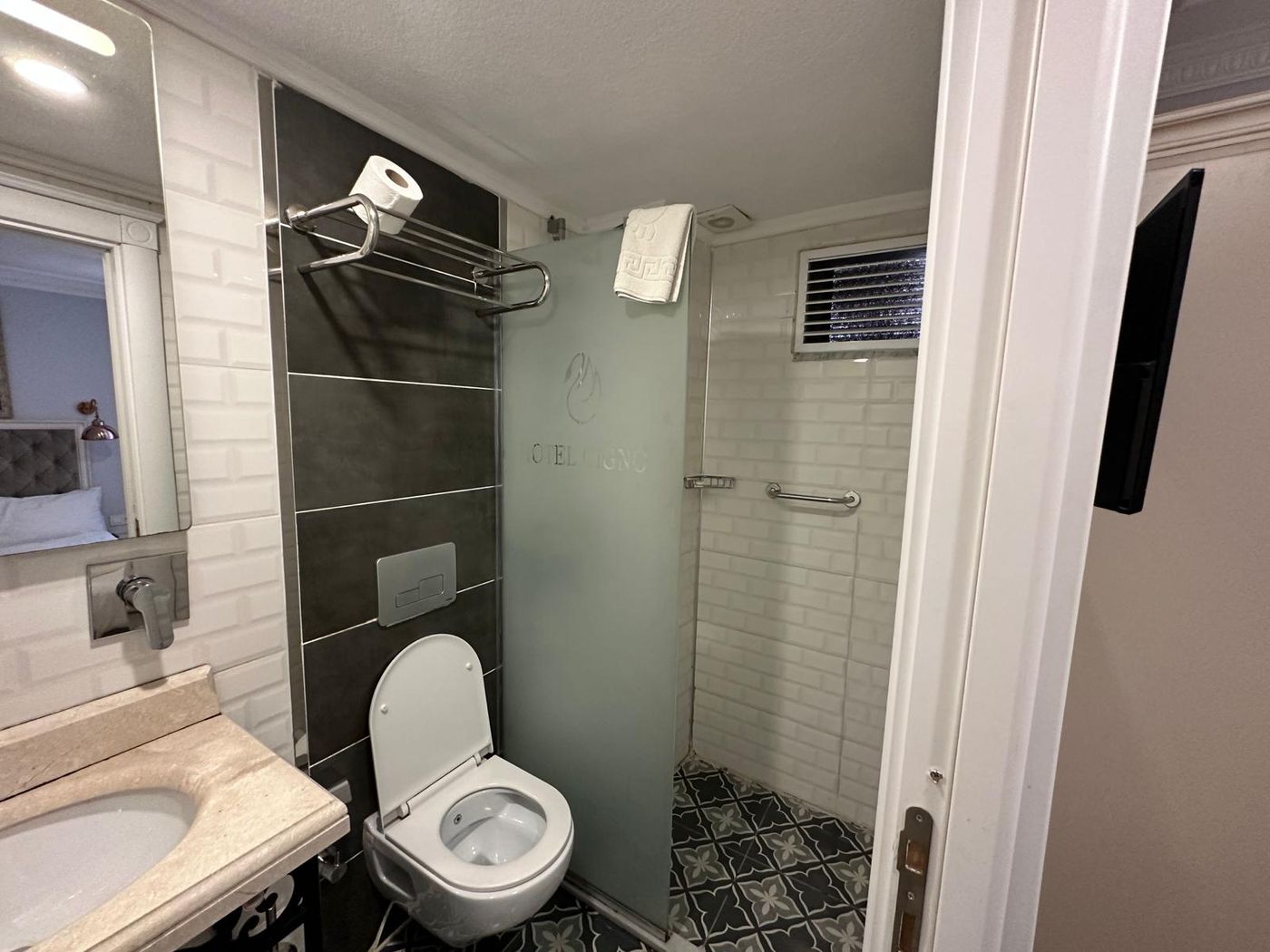 Good-Night-Hotel-Room-33