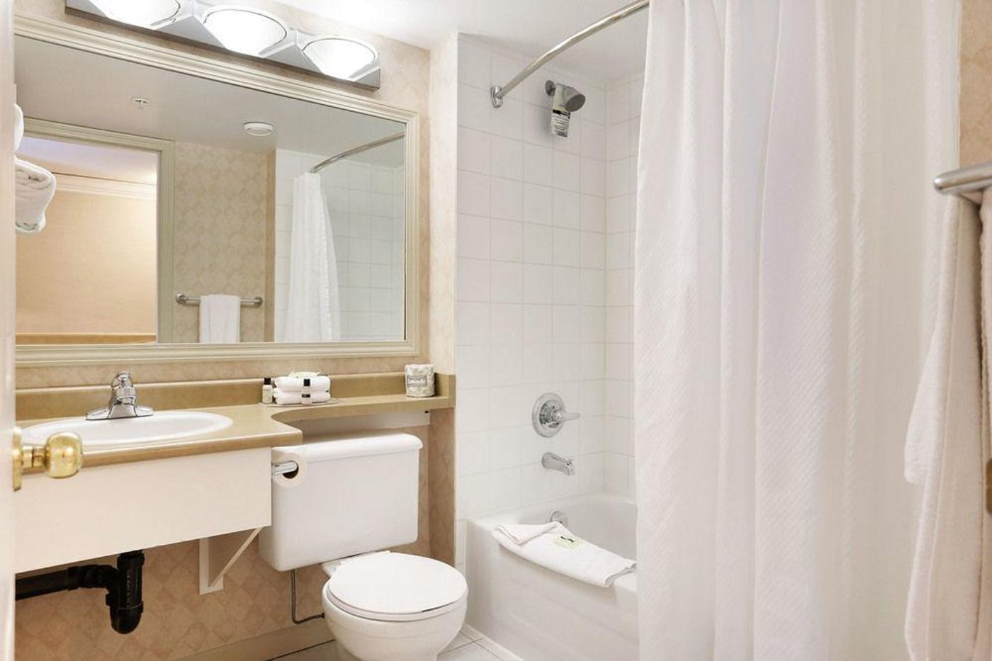 Sandman-Hotel-Vancouver-Airport-General-view-40