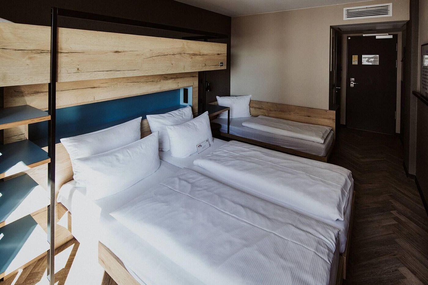 Schulz-Hotel-Berlin-Wall-At-The-East-Side-Gallery-Room-32