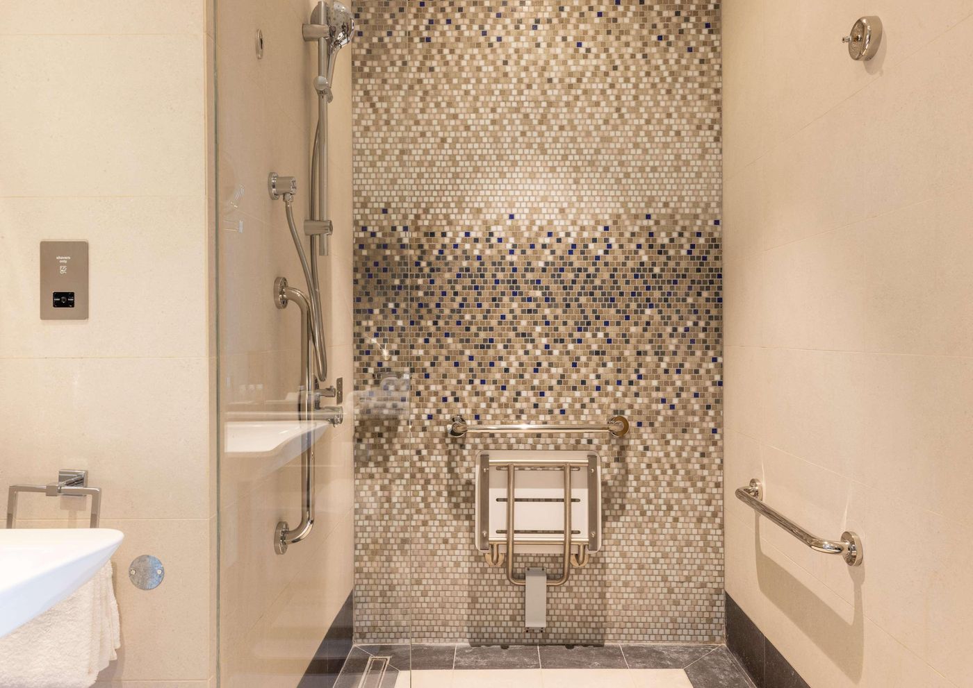 Embassy-Suites-By-Hilton-Doha-Old-Town-Room-27