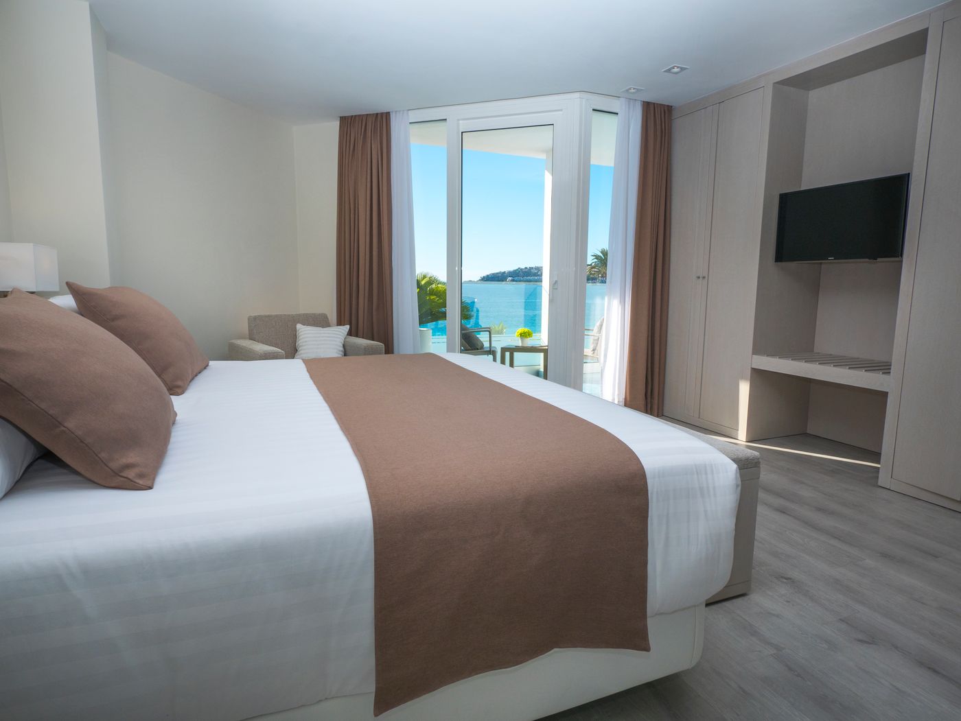 Helios-Costa-Tropical-Room-15