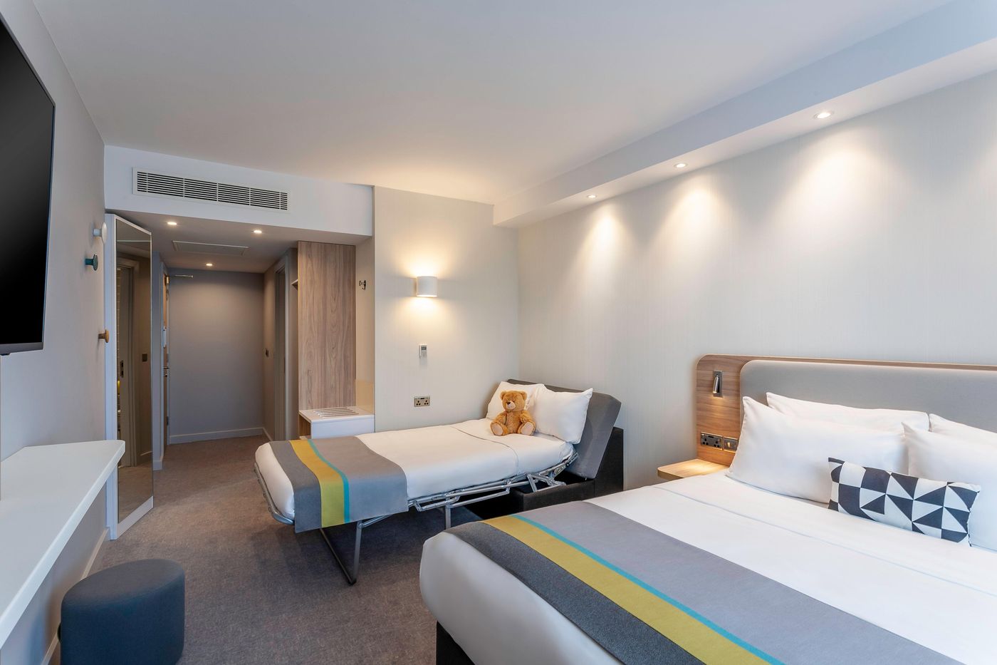Holiday-Inn-Express-Hotel-Dublin-Airport-Room-9