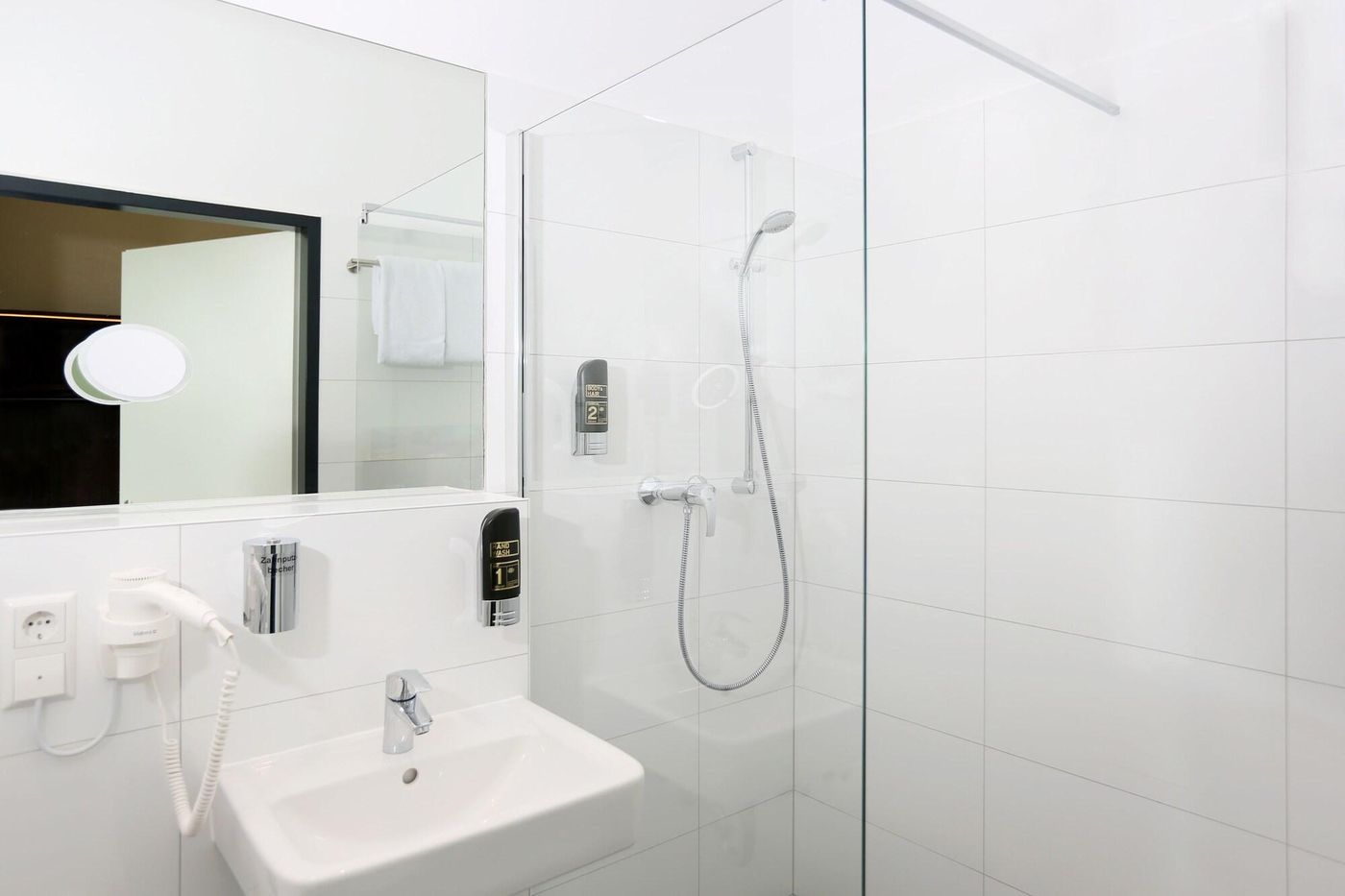 H24-Hoteltow-Room-24