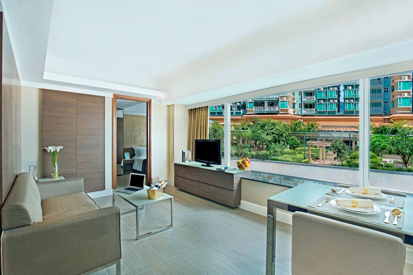 Harbour-Plaza-8-Degrees-Room-4