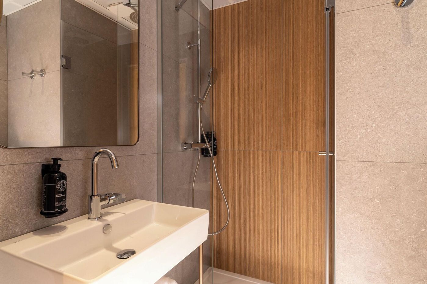 Hotel-Le-Cardinal-Room-19