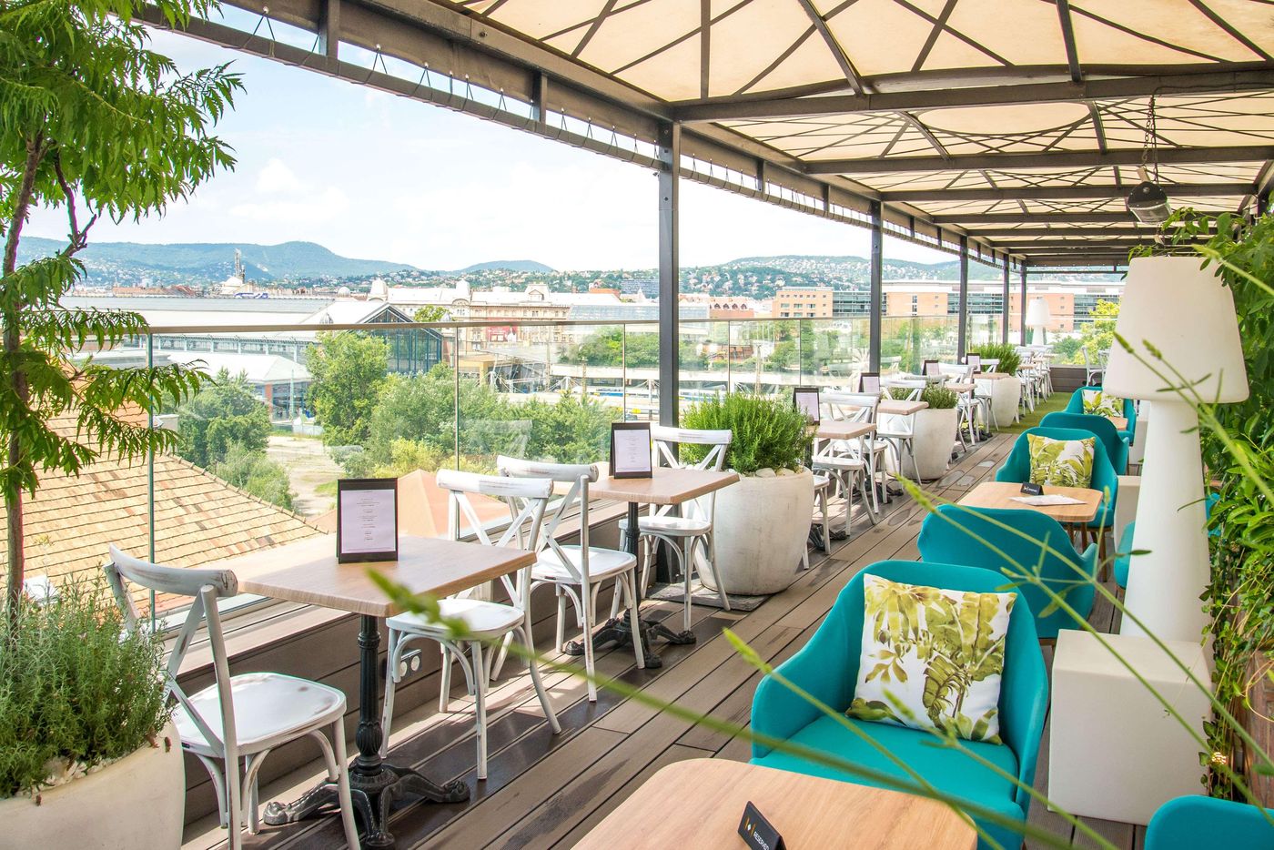 Mystery-Hotel-Budapest-Bar-47