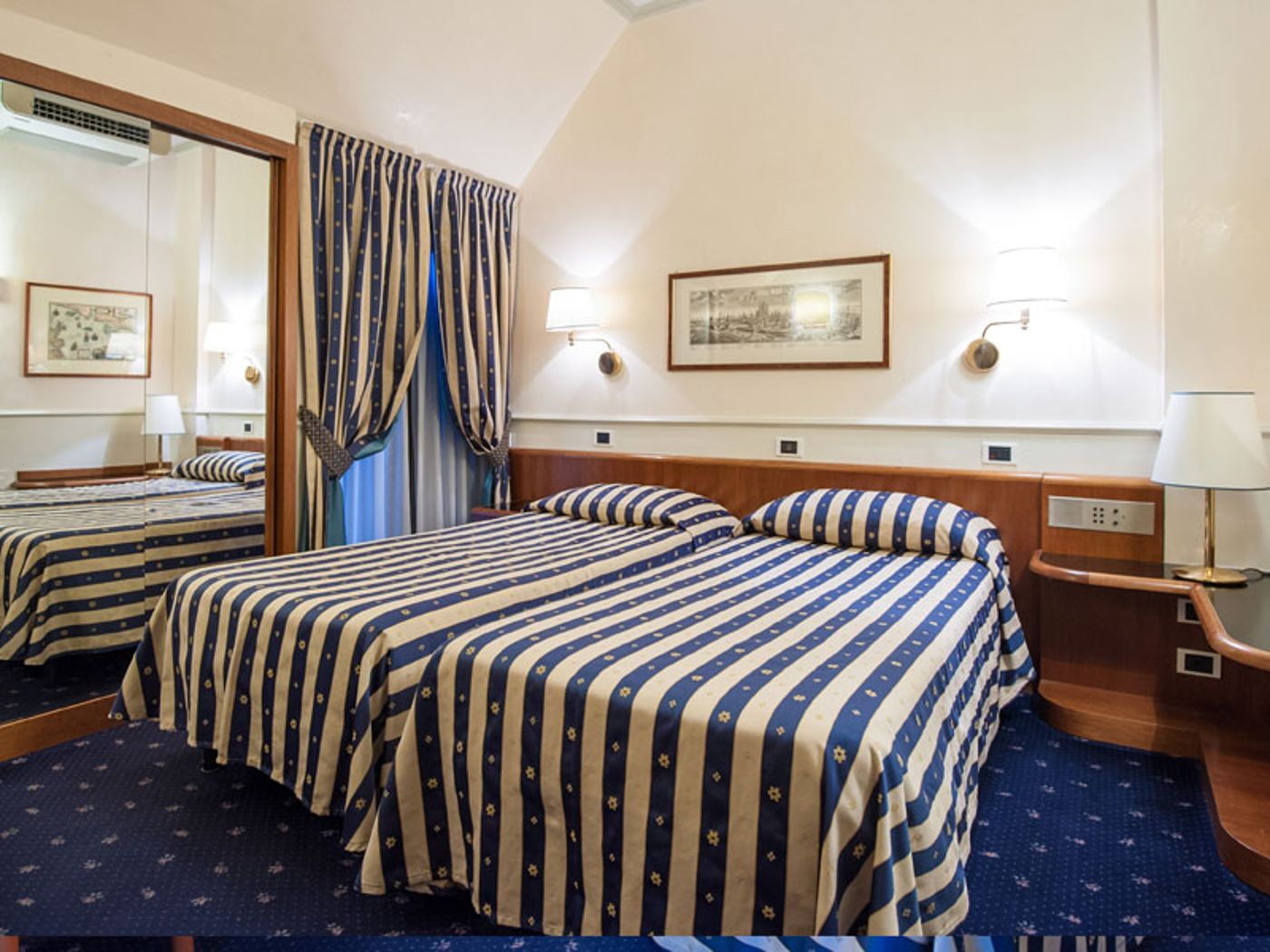 Flora - Italy - Milano - General view - 4