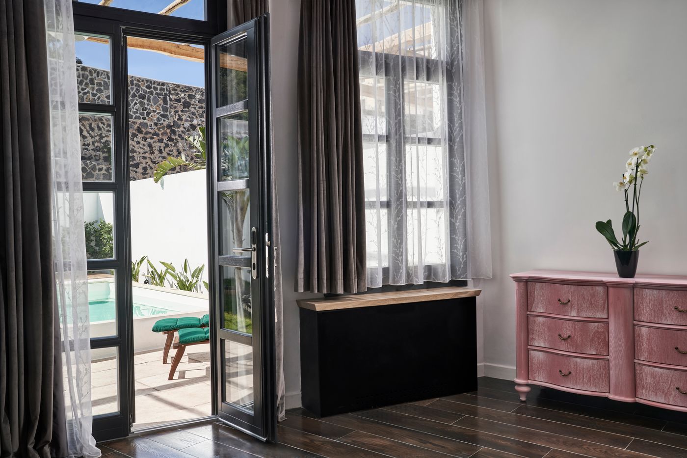 Katikies-Garden-Santorini---The-Leading-Hotels-Room-27