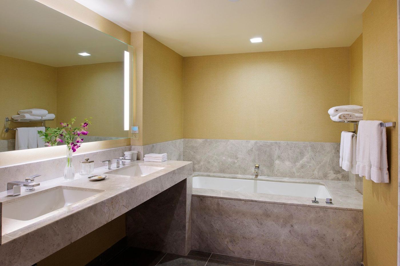 Crowne-Plaza-Times-Square-Manhattan-Room-42