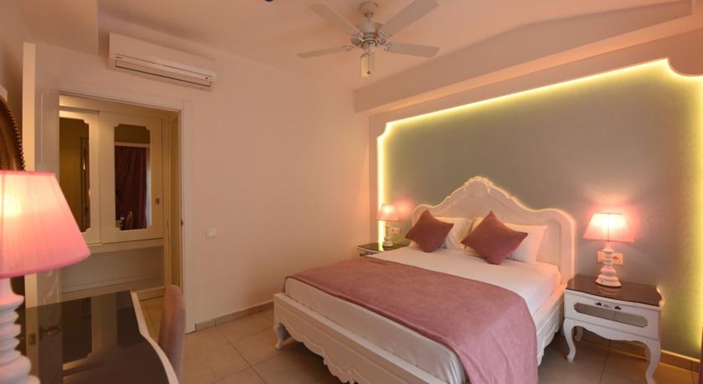 Montebello Deluxe Hotel