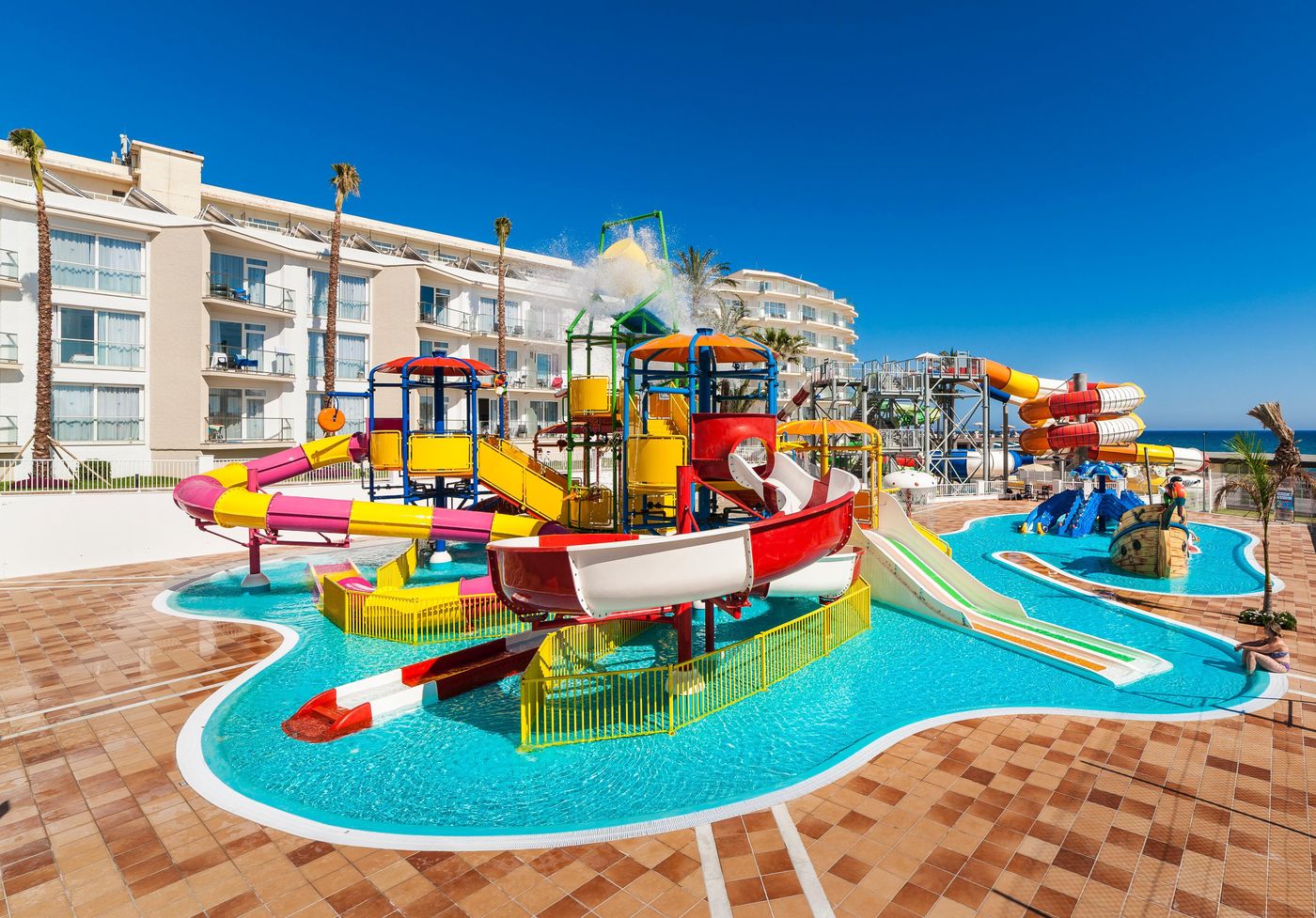 Globales-Playa-Estepona-Sports-and-Entertainment-19