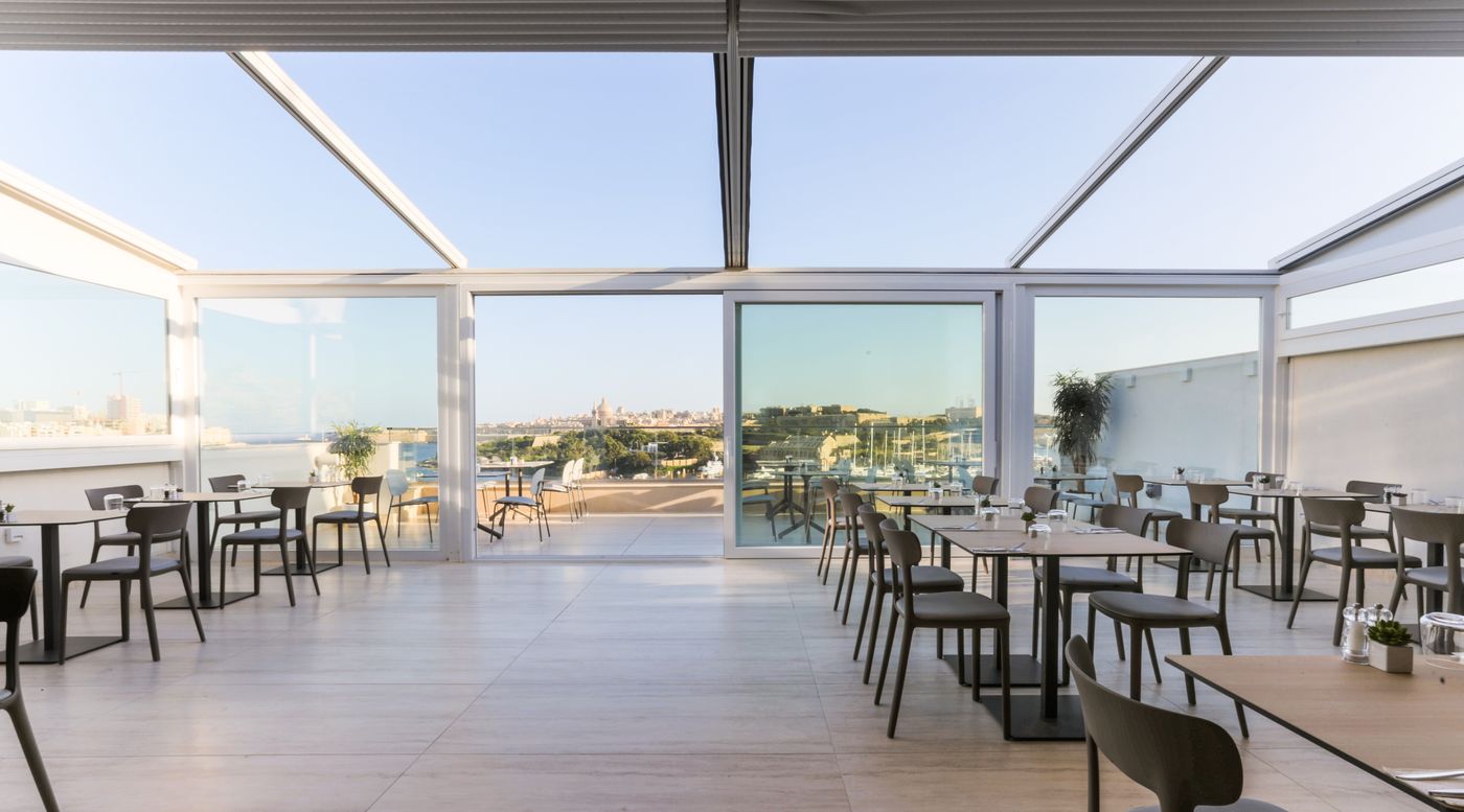 Hotel-115-The-Strand-Hotel-and-Suites-Terrace-43