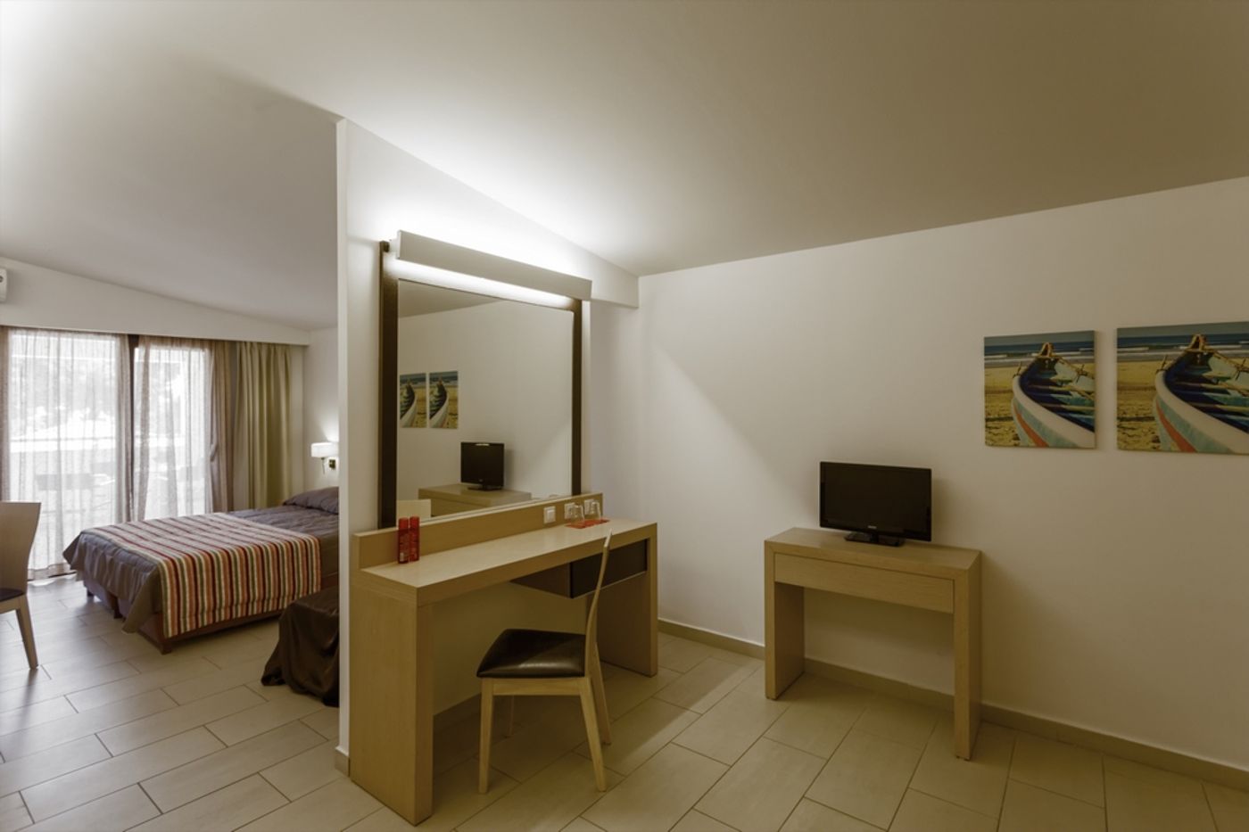 Lagomandra Beach Hotel