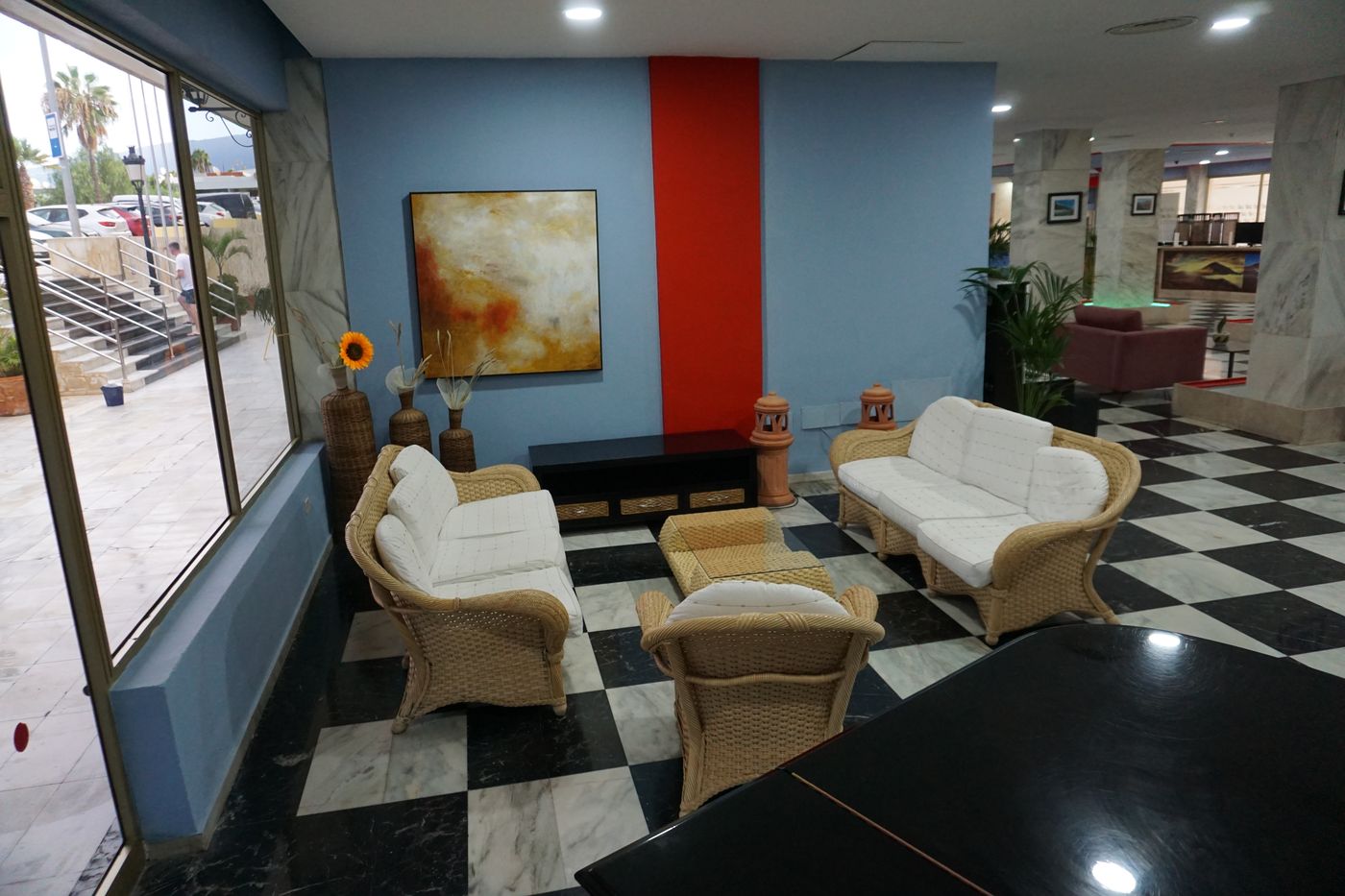 Las-Piramides-Resort-Lobby-47