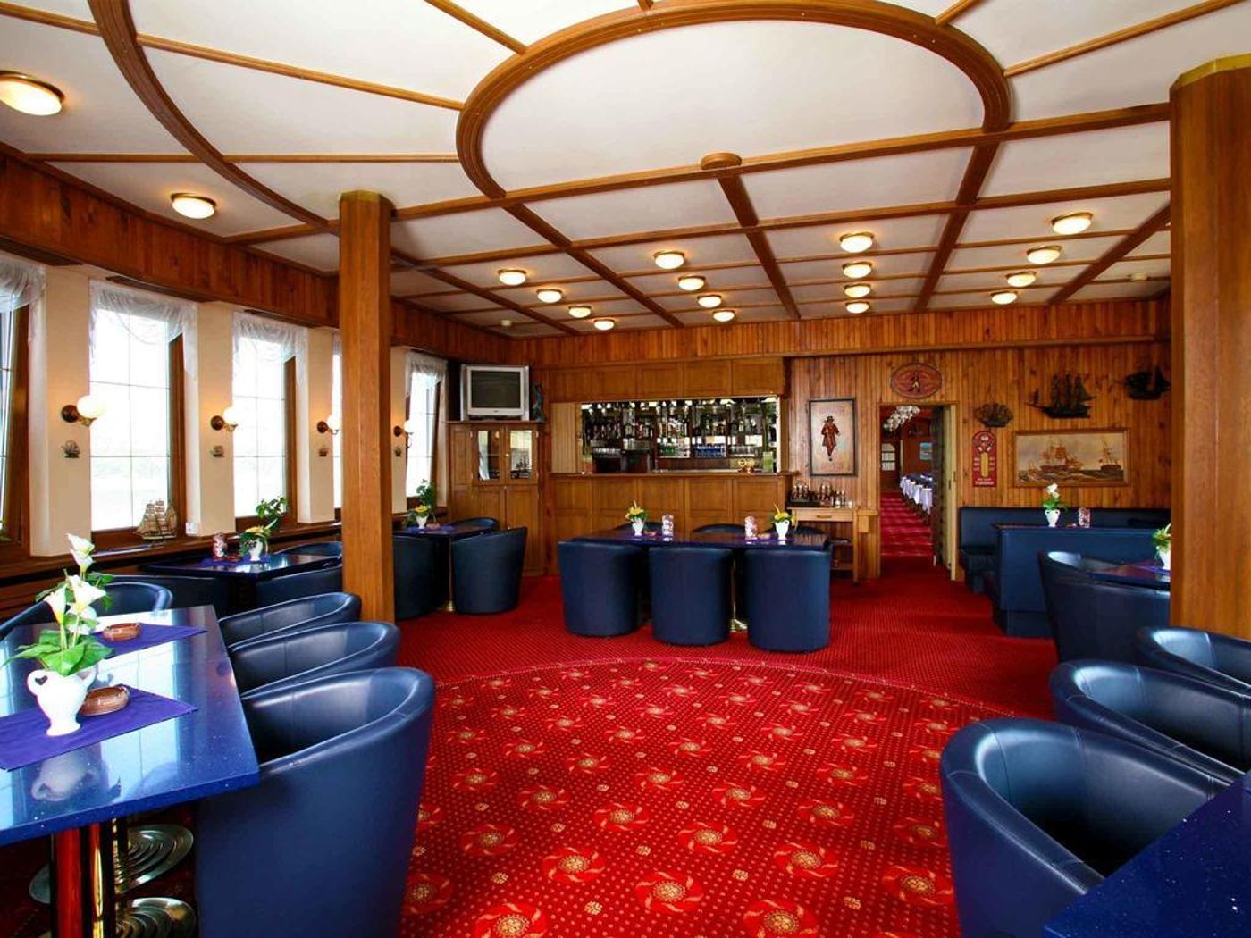 Botel-Albatros-Lobby-7