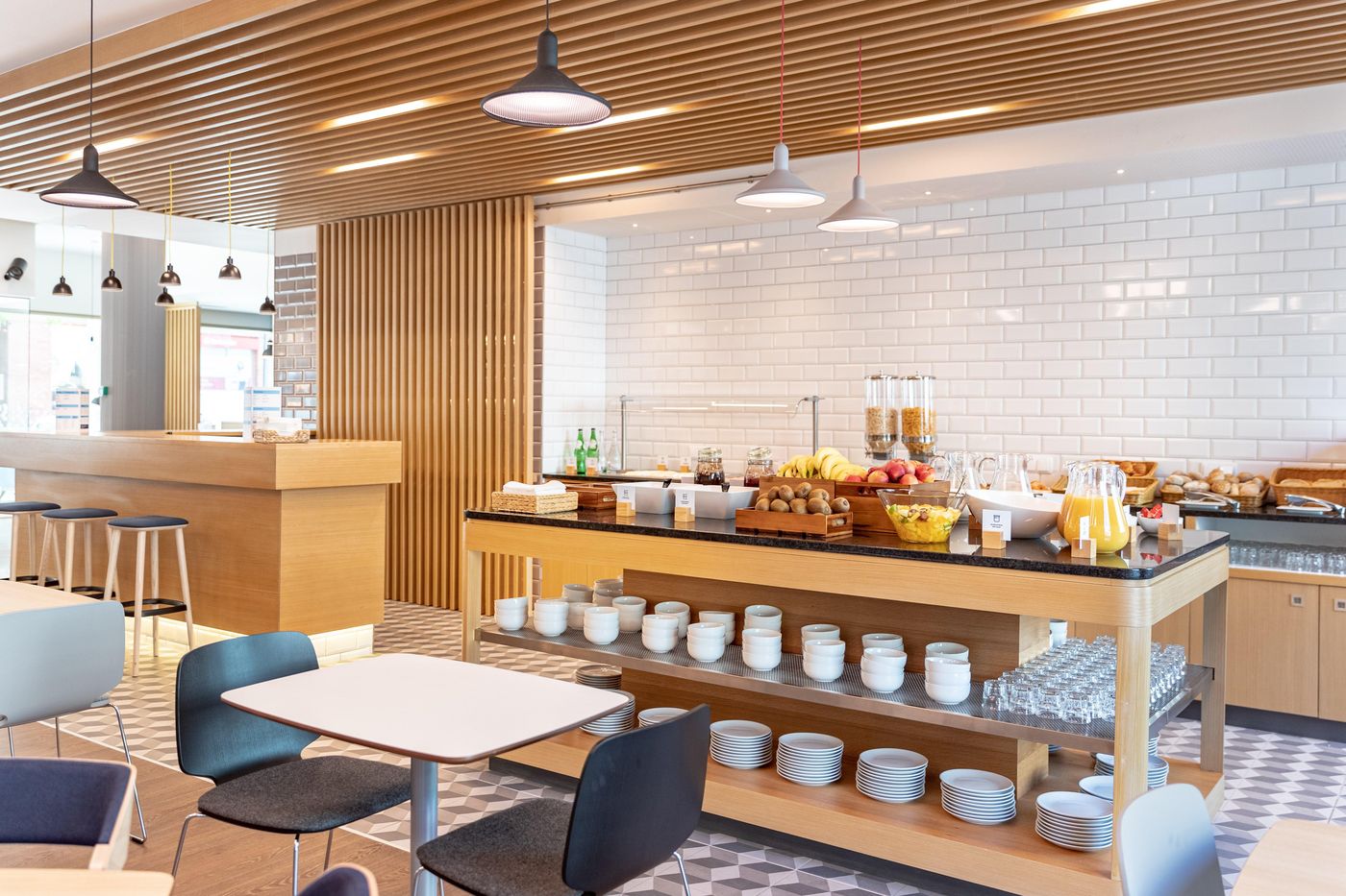 Holiday-Inn-Express-Lisbon---Plaza-Saldanha-Restaurant-35