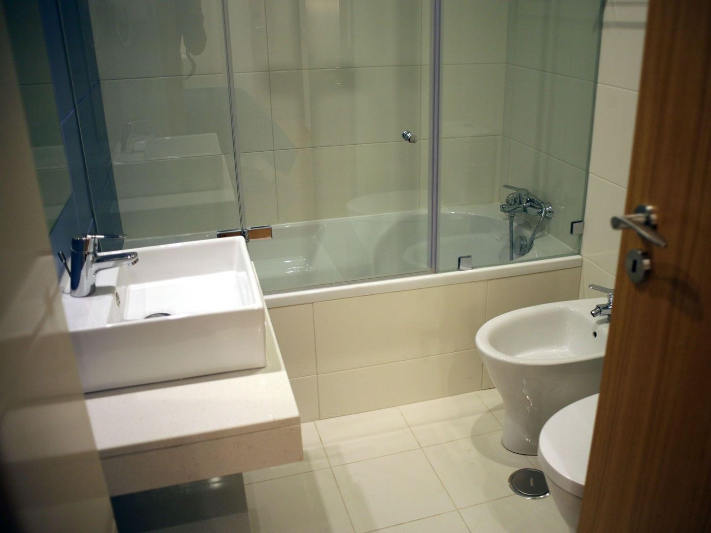 Lisbon-Style-Guesthouse-Room-26