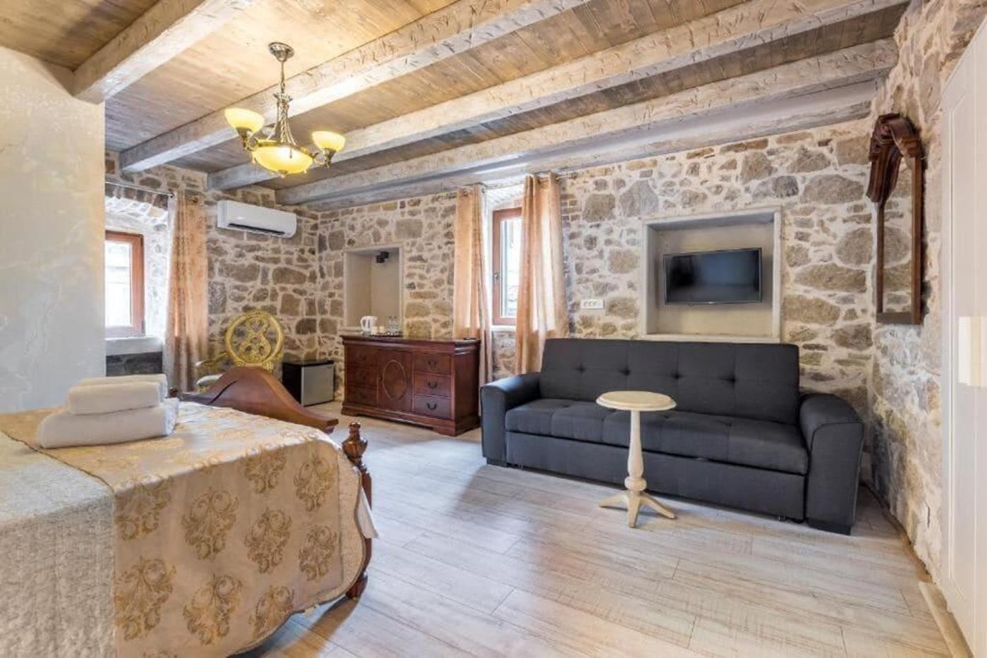 Historic-Plaza-Varos-Split-Room-29