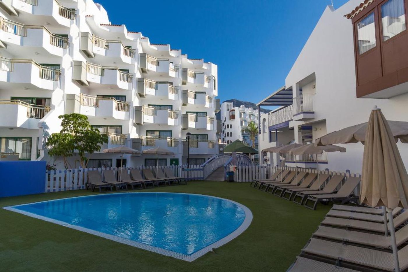 Playaolid-Suites---Apartments-Pool-5