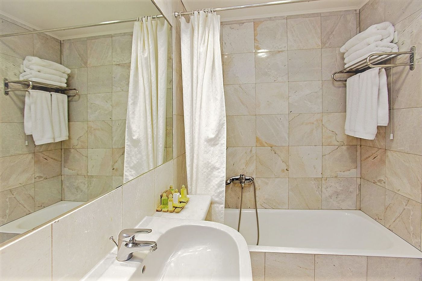 Congo-Palace-Hotel-Room-36