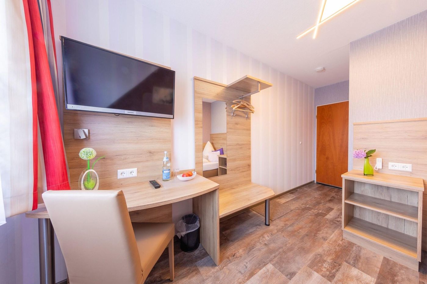 Hotel Reinhardtshof Garni-Germany-WOLFSCHLUGEN-Room-10