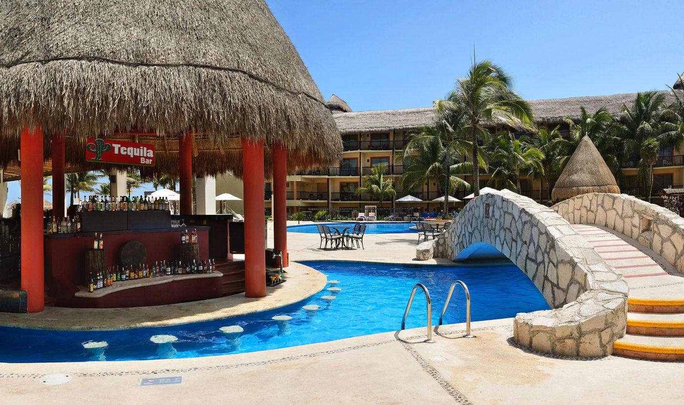 Catalonia-Riviera-Maya-All-Inclusive-Bar-7