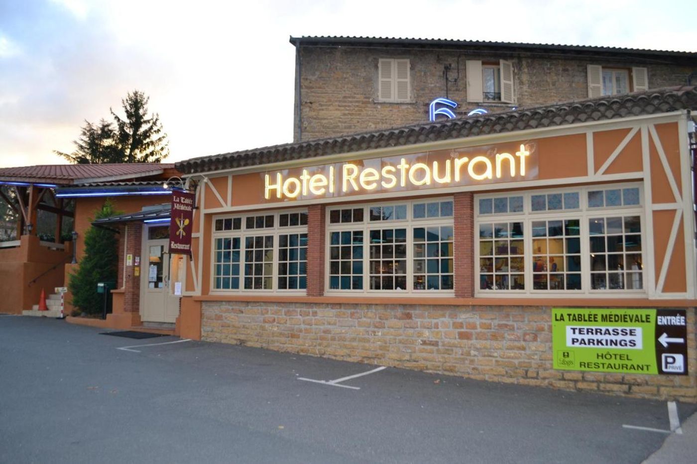 Logis Hotel Medievale - France - CIVRIEUX D'AZERGUES - General view - 6