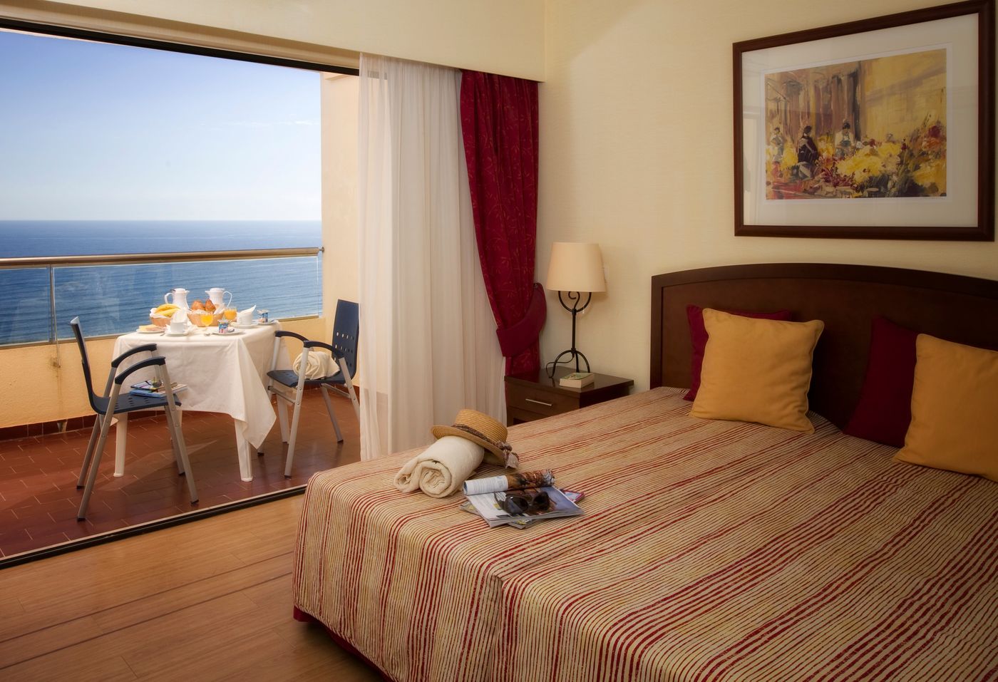 Yellow-Praia-Monte-Gordo-Hotel-Room-6